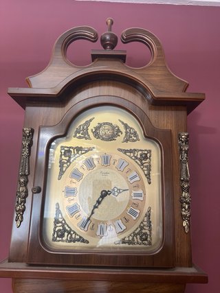 Reloj de pared de madera con péndulo