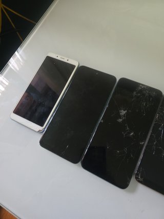 Lote de 4 móviles y 1 tablet (para piezas o repara