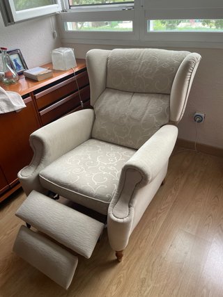 Sillón orejero reclinable beige en tela