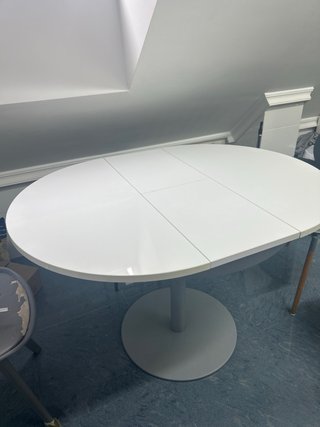 Mesa de cocina extensible blanca y pie metálico