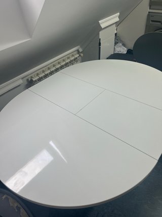 Mesa de cocina extensible blanca y pie metálico