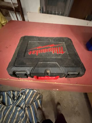 Taladro Milwaukee M12 con cargador y batería