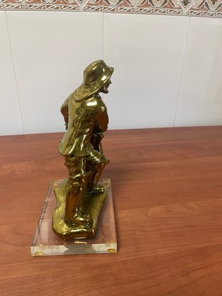Figura marinero timón metal dorado base mármol.