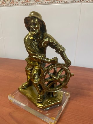 Figura marinero timón metal dorado base mármol.