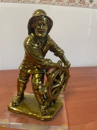 Figura marinero timón metal dorado base mármol.