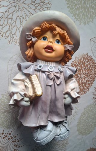Figura Decorativa Niña con Libro