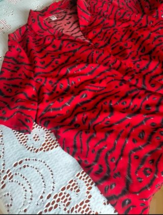 Camisa animal print roja y negra