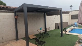 Pérgola bioclimática gris metálica