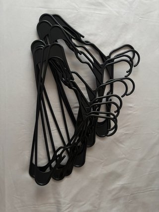 Lote de 10 perchas negras de plástico