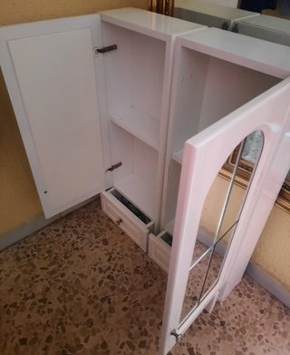 Mueble de baño blanco con espejo