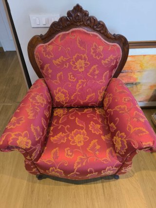 Sofá de tela con detalles dorados