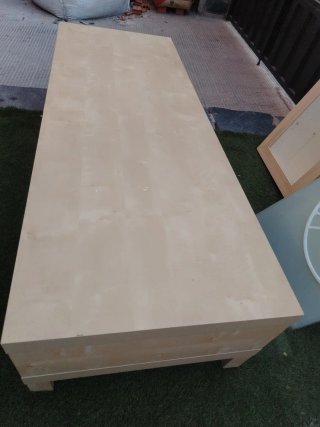 Mesa de salón de madera beige
