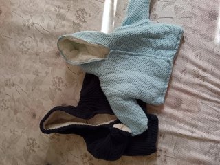 Due cardigan neonato 6/9 mesi imbottiti.