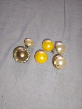 Pendientes vintage dorados y blancos
