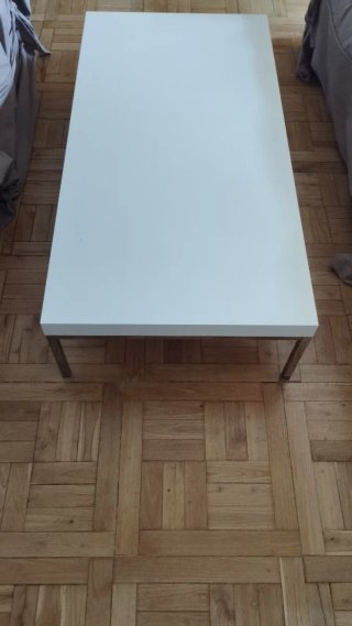 Mesa de centro/café  blanca con patas metálicas.
