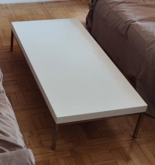 Mesa de centro/café  blanca con patas metálicas.