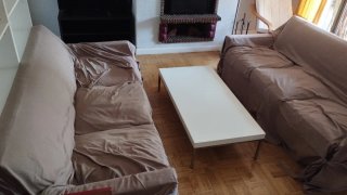 Mesa de centro/café  blanca con patas metálicas.