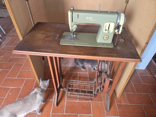 Máquina de coser Singer antigua y otra modelo Alfa