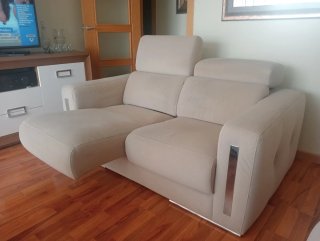 Sofá 2 plazas y mesa centro beige ( por separado )