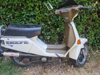 Scooter Delta Blanco y Beige