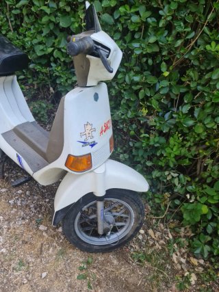 Scooter Delta Blanco y Beige