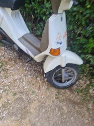 Scooter Delta Blanco y Beige