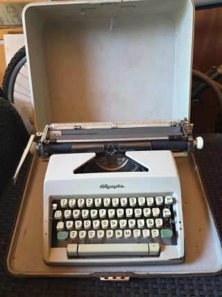 Máquina de escribir Olympia con maleta