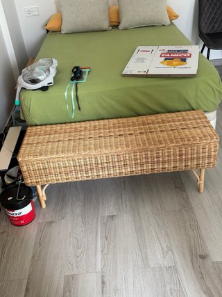Mueble mimbre pie de cama