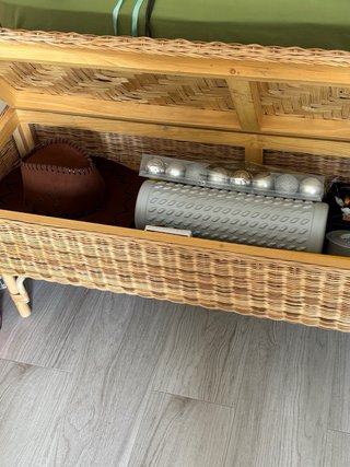 Mueble mimbre pie de cama