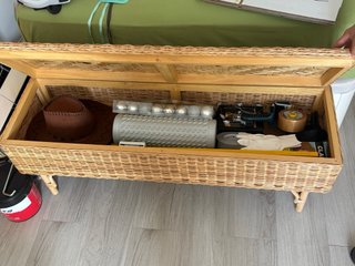Mueble mimbre pie de cama