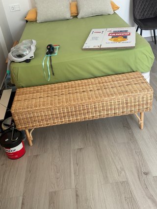 Mueble mimbre pie de cama