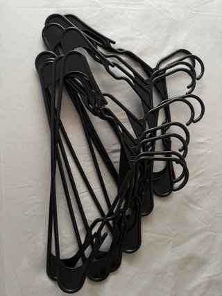 Lote 30 perchas de plástico negras
