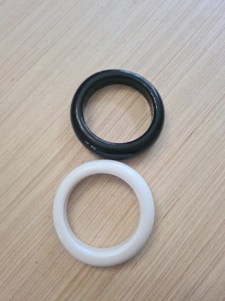 Bracciali rigidi bianchi e neri