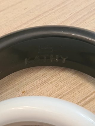Bracciali rigidi bianchi e neri