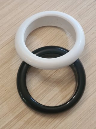 Bracciali rigidi bianchi e neri