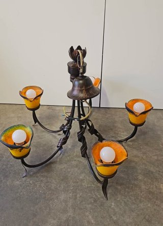 Lámpara de techo de forja con tulipas de cristal