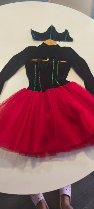 Maillot con tutú rojo y negro