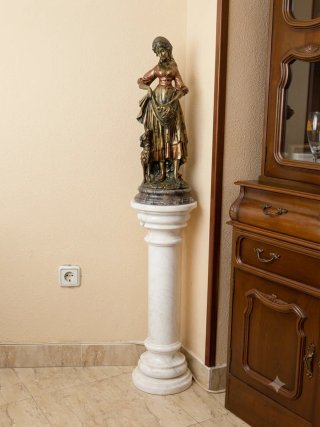 Figura de mujer clásica con columna