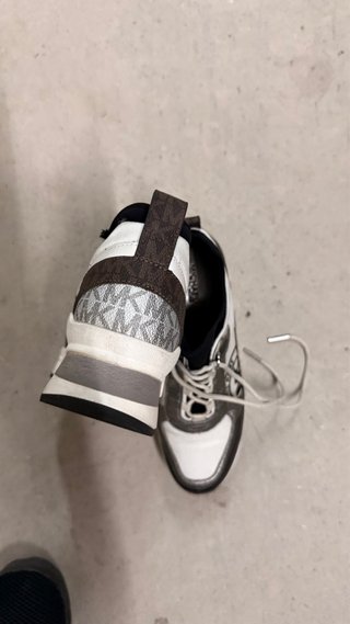 Zapatillas Michael Kors grises y blancas