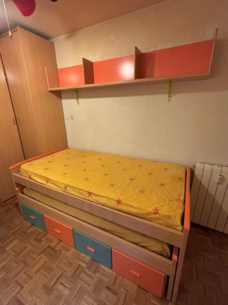 Habitación infantil: cama, armario y escritorio