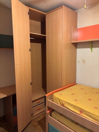 Habitación infantil: cama, armario y escritorio