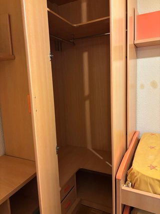 Habitación infantil: cama, armario y escritorio