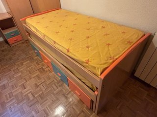 Habitación infantil: cama, armario y escritorio