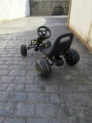 Coche de pedales estilo militar