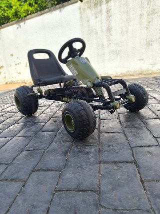 Coche de pedales estilo militar