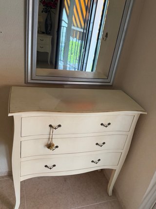 Cómoda clásica beige con detalles dorados