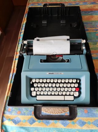 Máquina de escribir Olivetti Studio 46 con caja