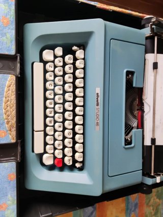 Máquina de escribir Olivetti Studio 46 con caja