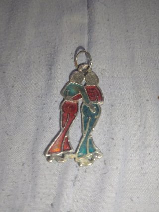 Colgante Vintage Figuras Abrazadas