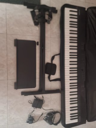 Piano negro con soporte y accesorios